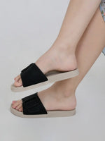 Load image into Gallery viewer, Heleey Black Textured Rubber Sliders With Buckle