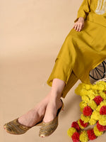 Load image into Gallery viewer, Heleey GOLDEN EMBROIDERED PUNJABI JUTTI