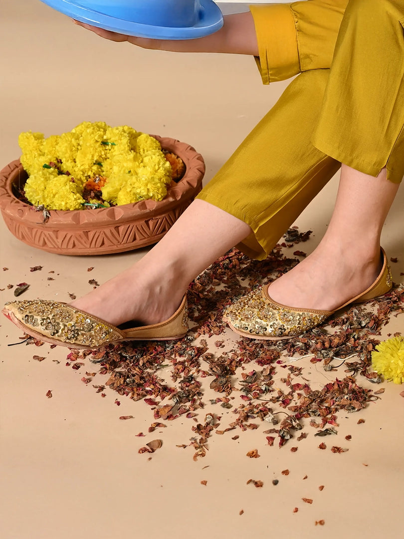 Heleey GOLDEN EMBELLISHED ROUND-TOE JUTTIS
