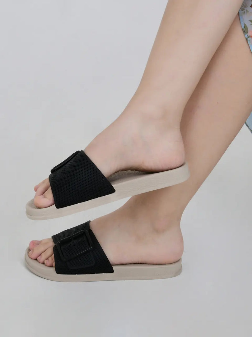 Heleey Black Textured Rubber Sliders With Buckle