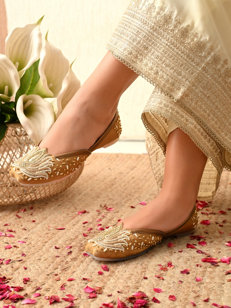 Heleey Golden Lotus Embroidered Leather Jutti