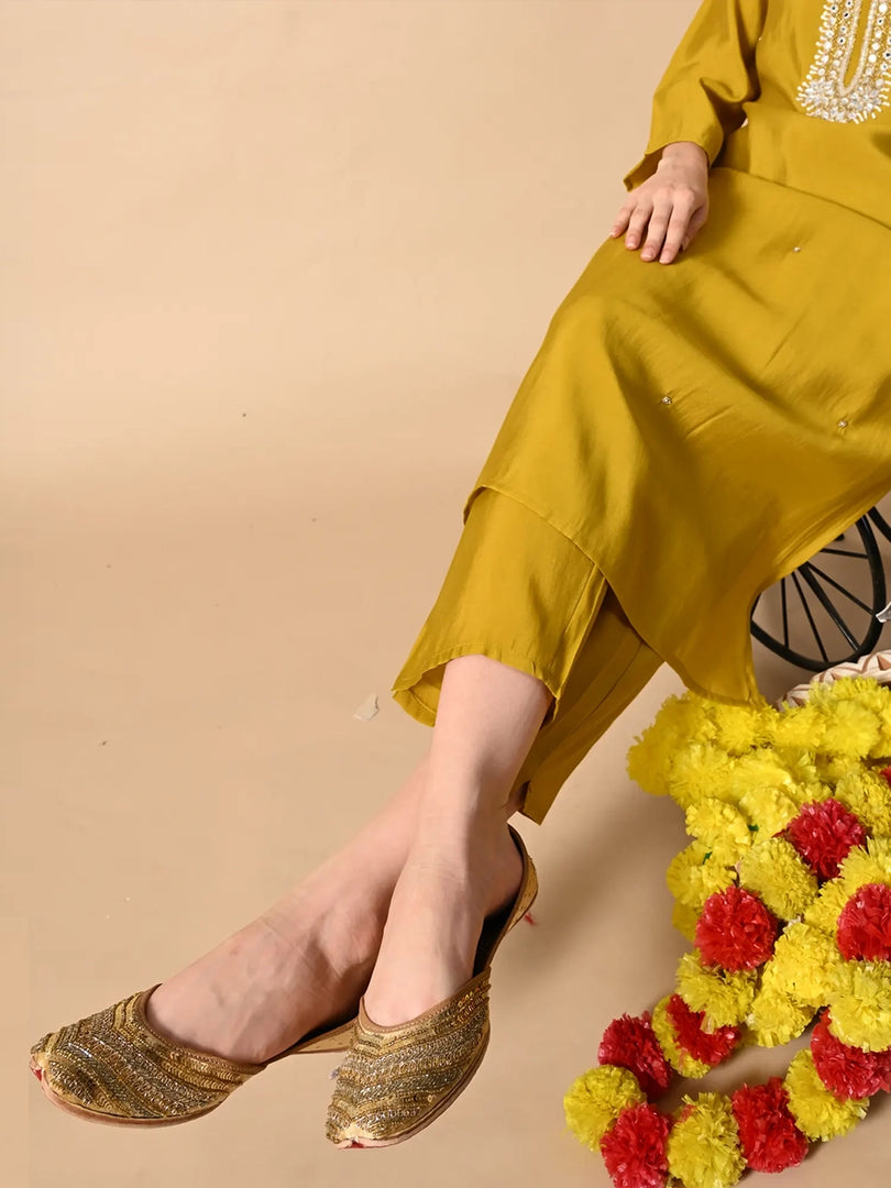 Heleey GOLDEN EMBROIDERED PUNJABI JUTTI